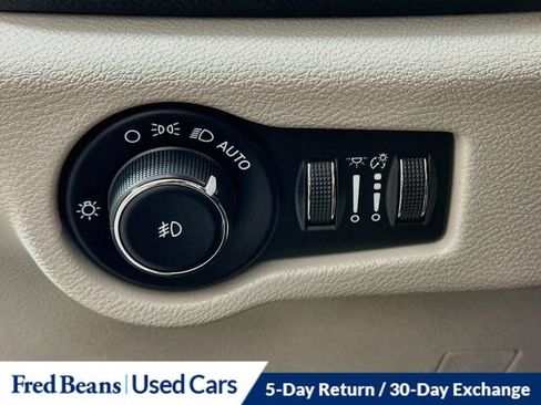 Used 2023 Chrysler Pacifica Touring-L FWD image 15