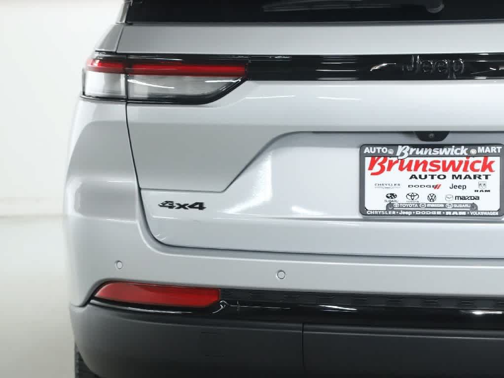 Certified 2024 Jeep Grand Cherokee Altitude AWD/4WD image 42