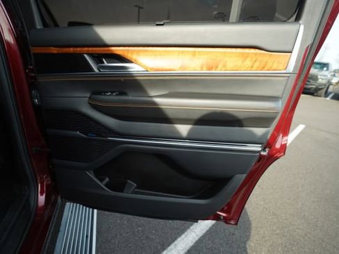 Used 2022 Jeep Grand Wagoneer Series III image 24