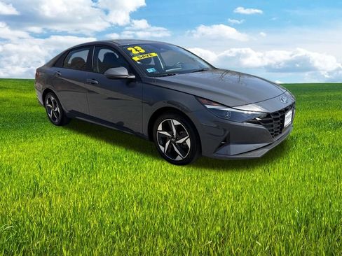 Used 2023 Hyundai Elantra SEL w/ Convenience Package image 3