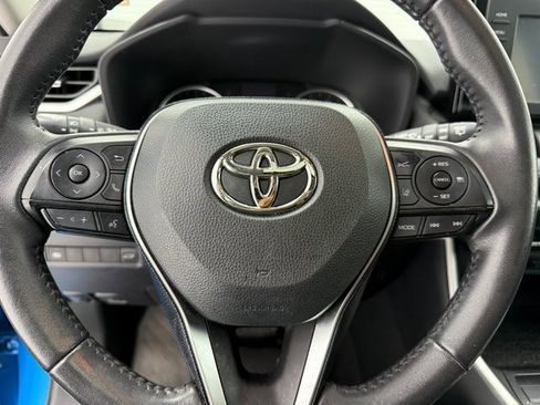 Used 2021 Toyota RAV4 XLE Premium image 11