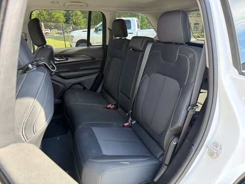 Used 2023 Jeep Grand Cherokee Laredo AWD/4WD image 19