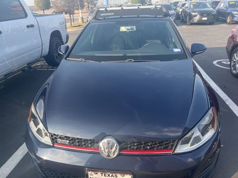 Used 2017 Volkswagen Golf S image 2