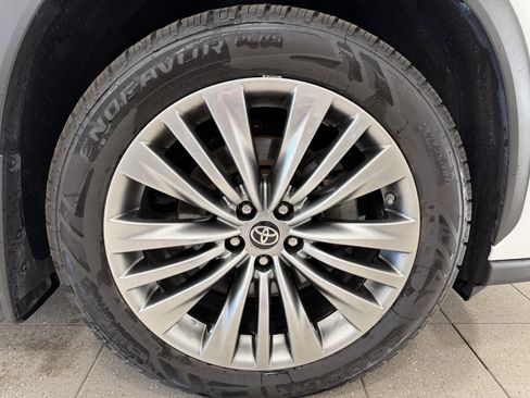 Used 2022 Toyota Highlander Platinum AWD/4WD image 2