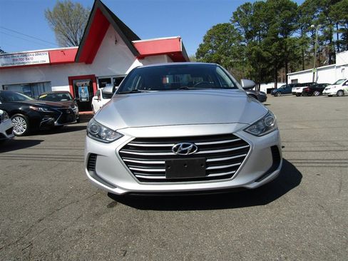 Used 2017 Hyundai Elantra SE w/ Cargo Package image 3