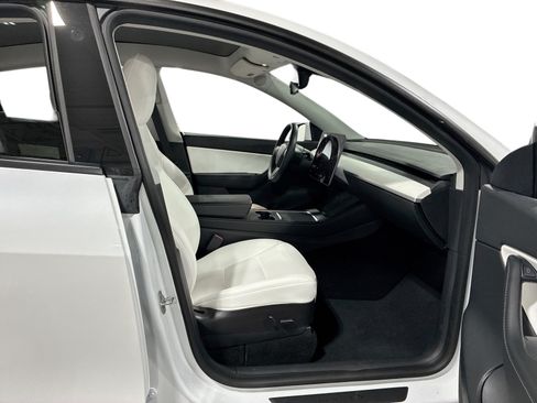 Certified 2021 Tesla Model Y Long Range AWD/4WD image 13