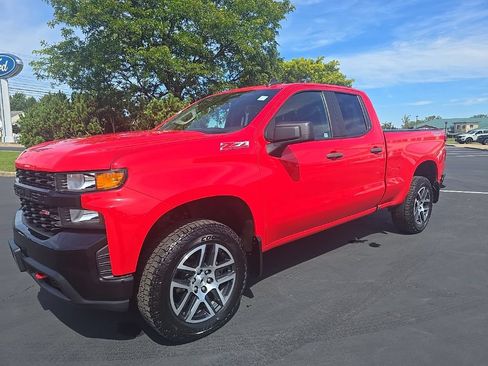 Used 2019 Chevrolet Silverado 1500 Custom Trail Boss w/ Custom Convenience Package AWD/4WD image 2