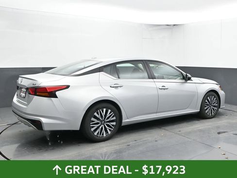 Used 2024 Nissan Altima 2.5 SV FWD image 12