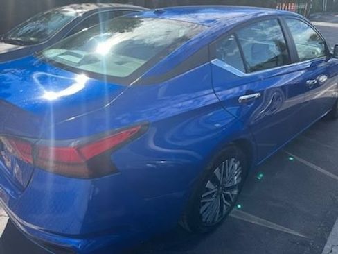 Used 2025 Nissan Altima 2.5 SV FWD image 10