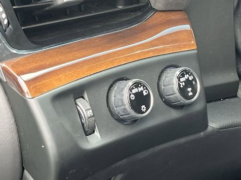 Used 2019 Cadillac Escalade ESV Premium Luxury image 28