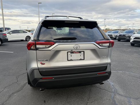 Used 2021 Toyota RAV4 XLE Premium image 6