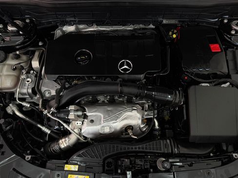 Used 2023 Mercedes-Benz GLB 250 image 32