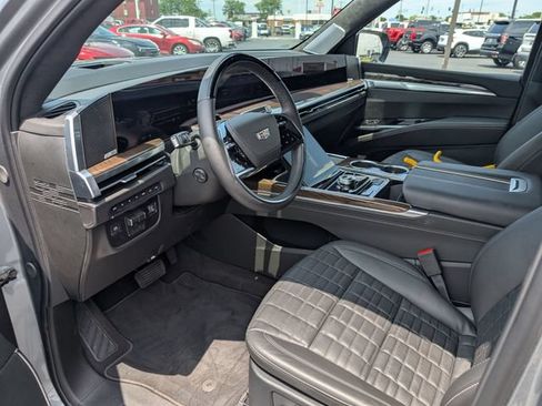 Used 2026 Cadillac Escalade Platinum Luxury w/ LPO, Floor Liner Package AWD/4WD image 12