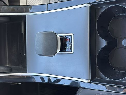 Used 2025 Land Rover Range Rover Velar Dynamic SE image 37