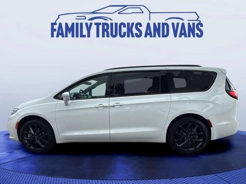 Used 2022 Chrysler Pacifica Touring-L w/ Uconnect Theater Family Group AWD/4WD image 2