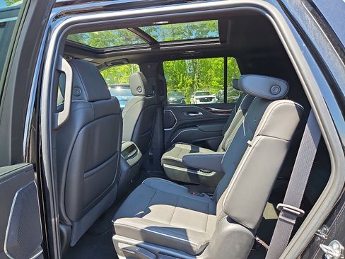 Used 2023 Cadillac Escalade Premium Luxury AWD/4WD image 10