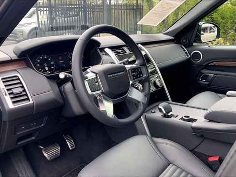 Certified 2025 Land Rover Discovery Dynamic SE AWD/4WD image 17