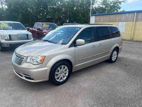 Used 2016 Chrysler Town & Country Touring w/ Driver Convenience Group FWD image 2