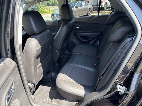 Used 2020 Chevrolet Trax LT w/ LT Convenience Package FWD image 9