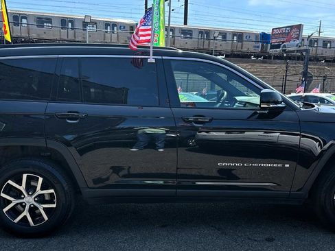 Used 2024 Jeep Grand Cherokee L Limited w/ Luxury Tech Group II image 4