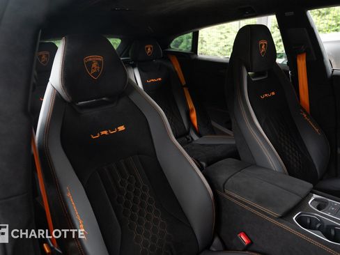 Used 2021 Lamborghini Urus AWD/4WD image 32