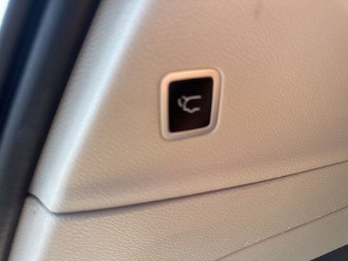 Used 2024 Chrysler Pacifica Touring-L FWD image 12