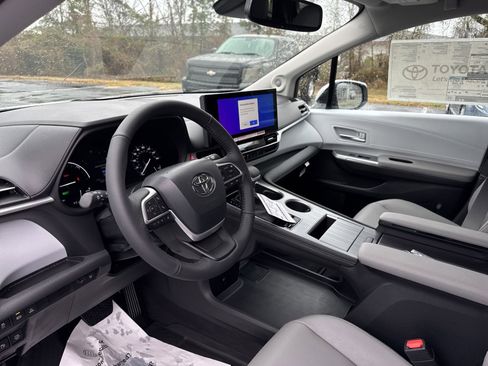New 2025 Toyota Sienna XLE w/ XLE Plus Package image 14