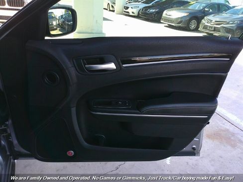Used 2017 Chrysler 300 S image 32