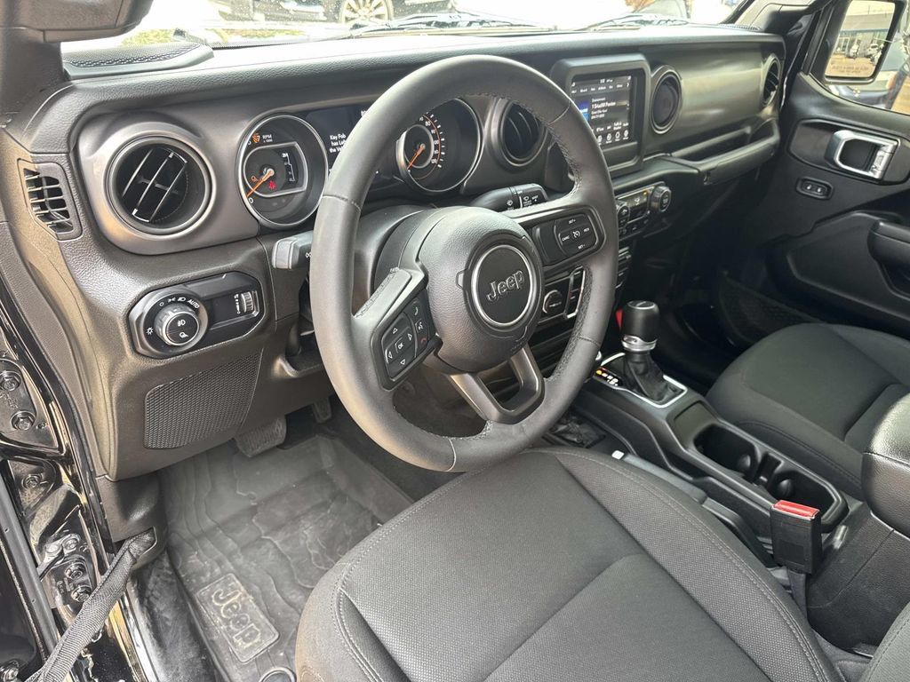 Used 2023 Jeep Gladiator Sport AWD/4WD image 18