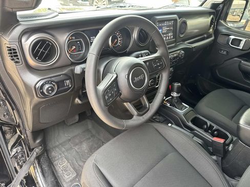 Used 2023 Jeep Gladiator Sport AWD/4WD image 18