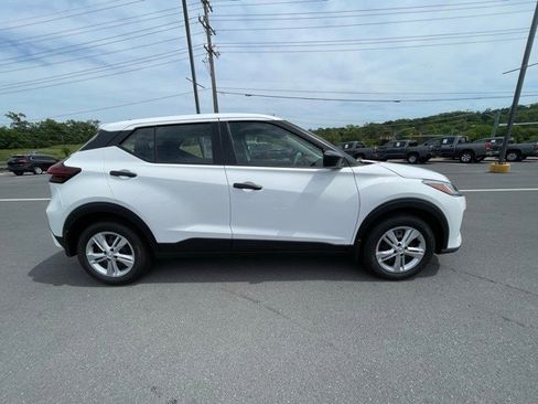 New 2025 Nissan Kicks Play S image 3