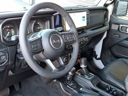 Used 2025 Jeep Wrangler Unlimited Rubicon 4xe image 4