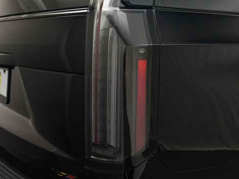 Used 2025 Cadillac Escalade V w/ LPO, ONYX Package image 30