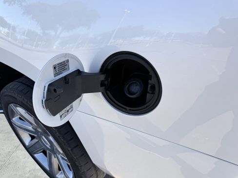 Used 2018 Cadillac Escalade Premium Luxury image 21