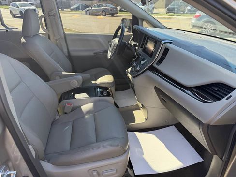 Used 2017 Toyota Sienna XLE Premium image 19