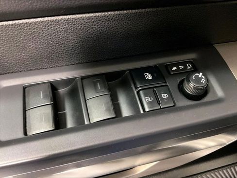 Used 2022 Toyota Tundra SR5 w/ SR5 Convenience Package AWD/4WD image 40