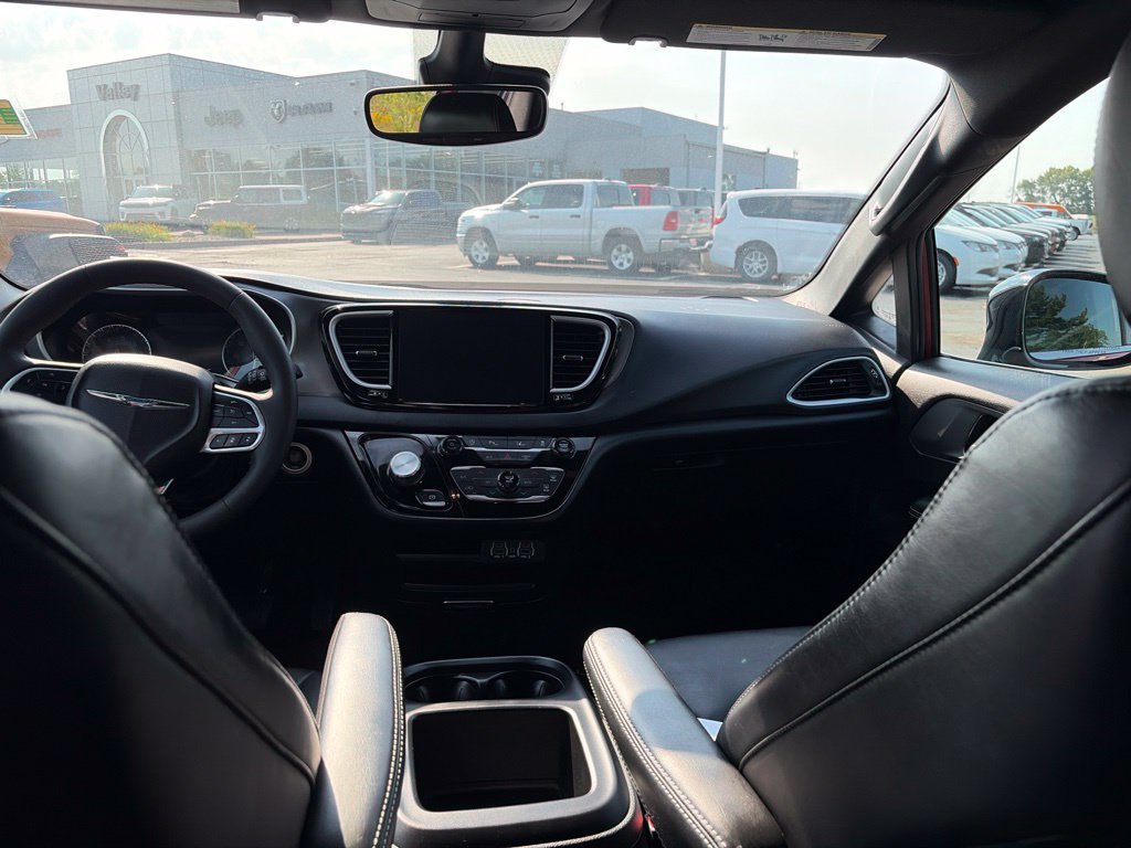Certified 2025 Chrysler Pacifica Select FWD image 17