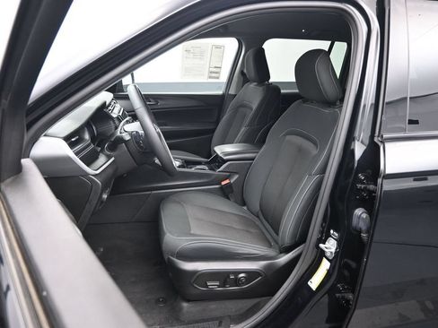 Used 2023 Jeep Grand Cherokee Laredo w/ Luxury Tech Group I AWD/4WD image 21