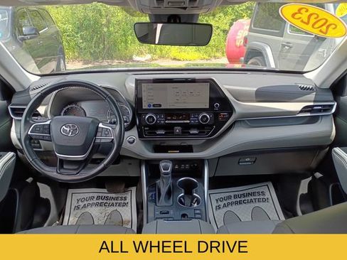 Used 2023 Toyota Highlander XLE AWD/4WD image 9