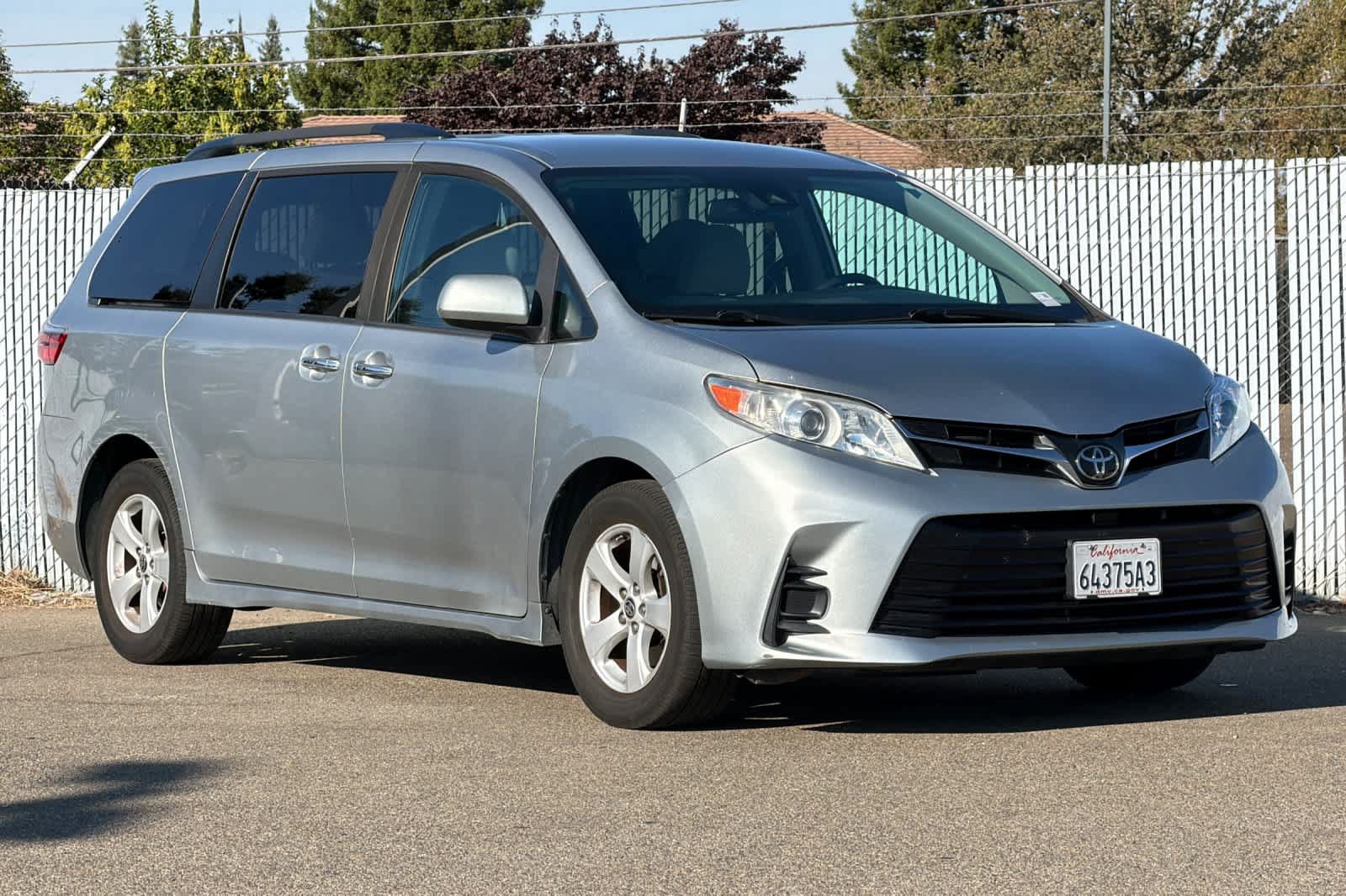 Used 2020 Toyota Sienna LE w/ LE Preferred Package FWD image 7