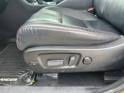 Used 2019 Toyota Highlander SE AWD/4WD image 13