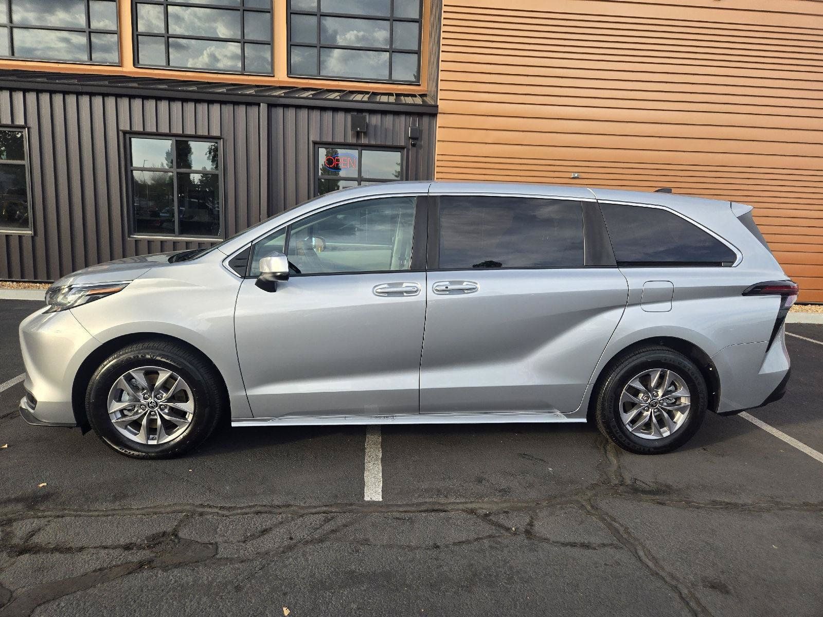 Used 2023 Toyota Sienna LE FWD image 2