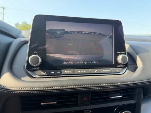 Used 2024 Nissan Rogue SV FWD image 4