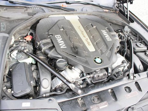 Used 2011 BMW 550i xDrive Sedan image 27