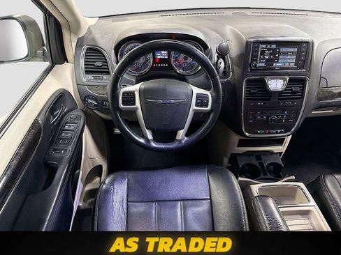 Used 2015 Chrysler Town & Country Touring FWD image 22