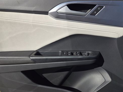 New 2026 Volkswagen Taos SE image 18