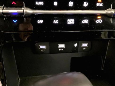 Used 2024 Kia Carnival EX image 32