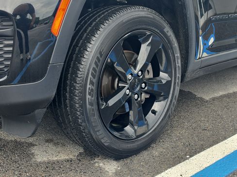 Used 2023 Jeep Grand Cherokee Altitude AWD/4WD image 11