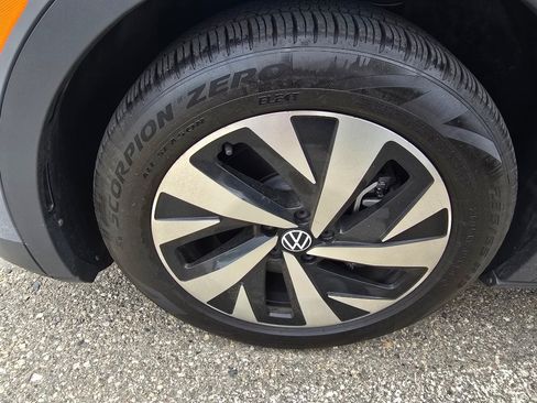 Used 2024 Volkswagen ID.4 2WD image 9