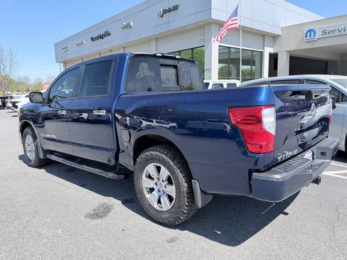 Used 2018 Nissan Titan SV w/ SV Convenience Package image 7